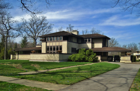 Frank Lloyd Wright 1901: Willits House, Highland Park, Il. Quintessential Prairie House. Note tan surfaces and dark horizontal banding.